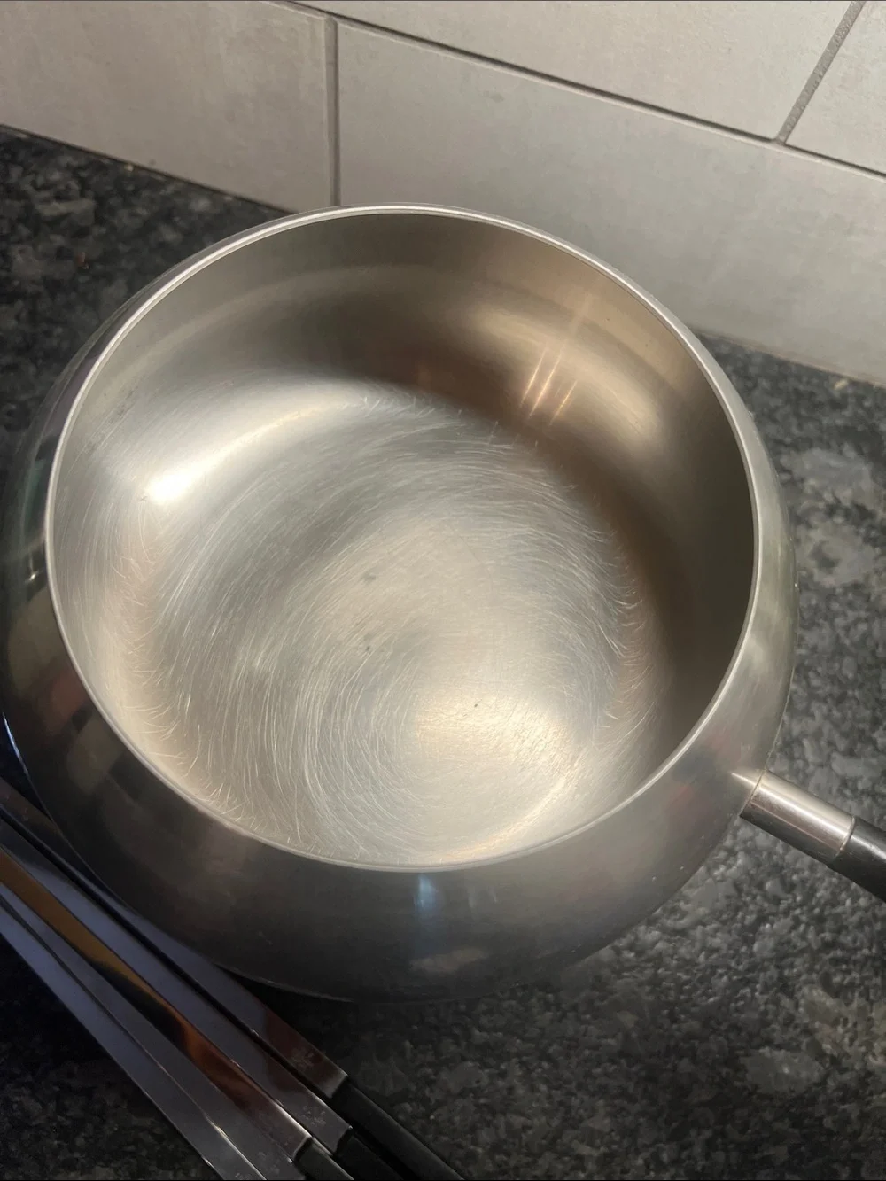 Vintage Stainless Steel Fondue Pot with (5) Fork Set - Silver. In excellent con